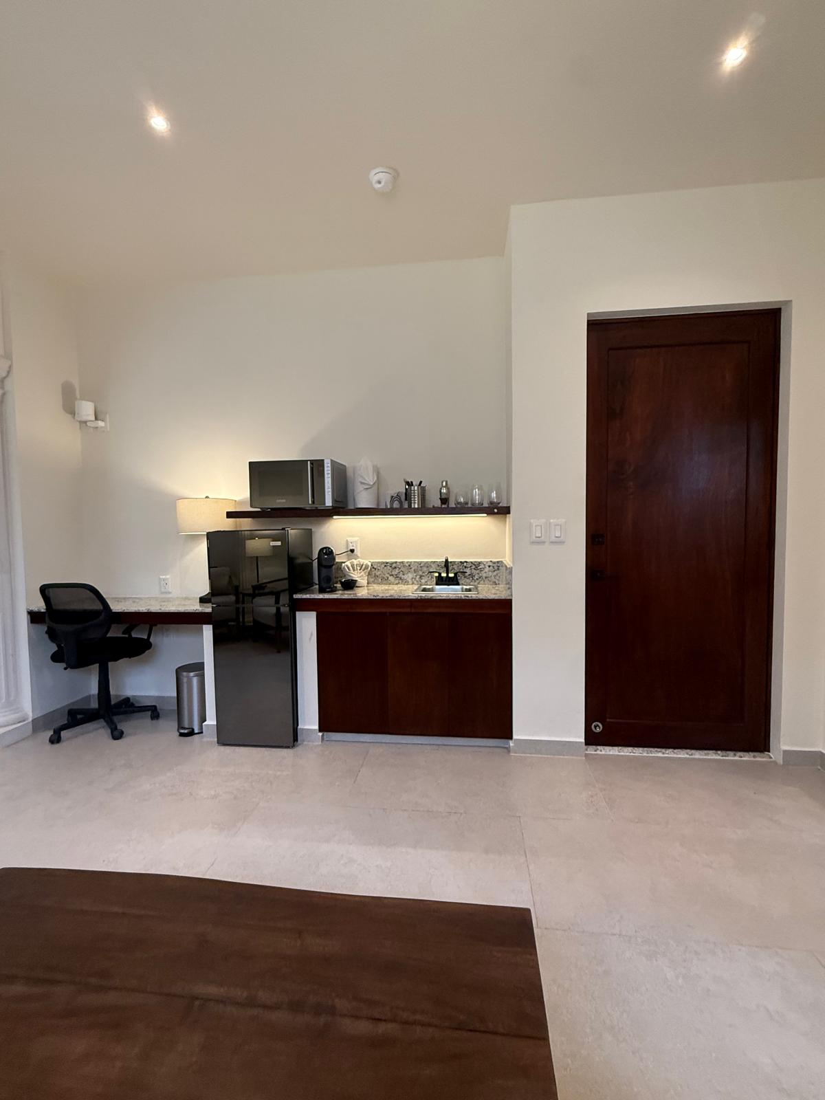 Capri Suite — interior and grounds photo 18