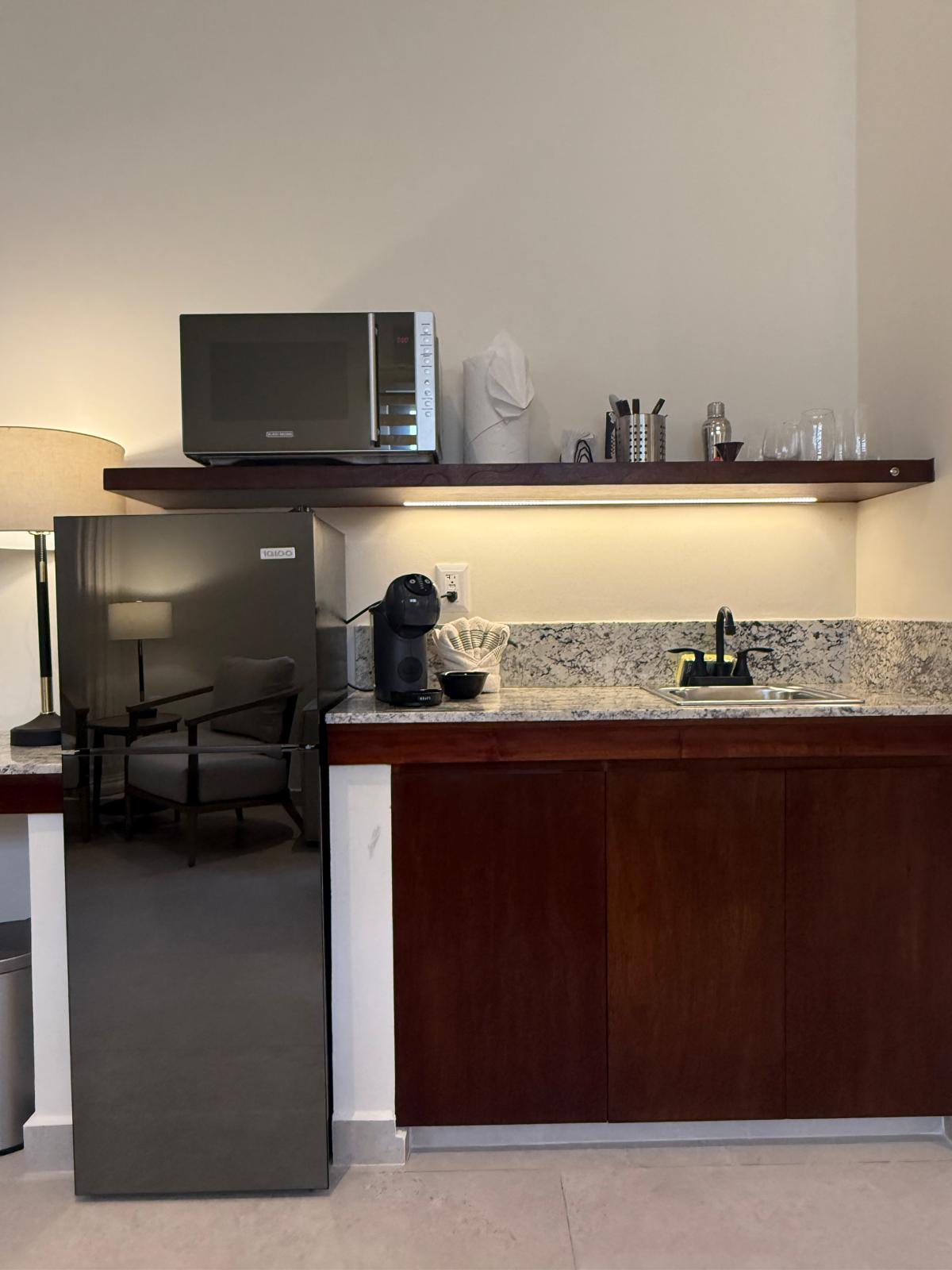 Capri Suite — interior and grounds photo 17