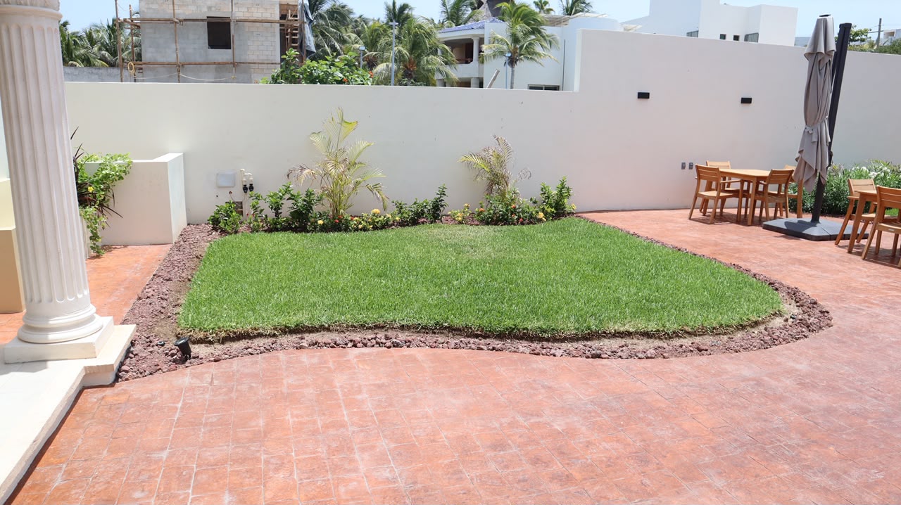Courtyard lawn and outdoor dining terrace