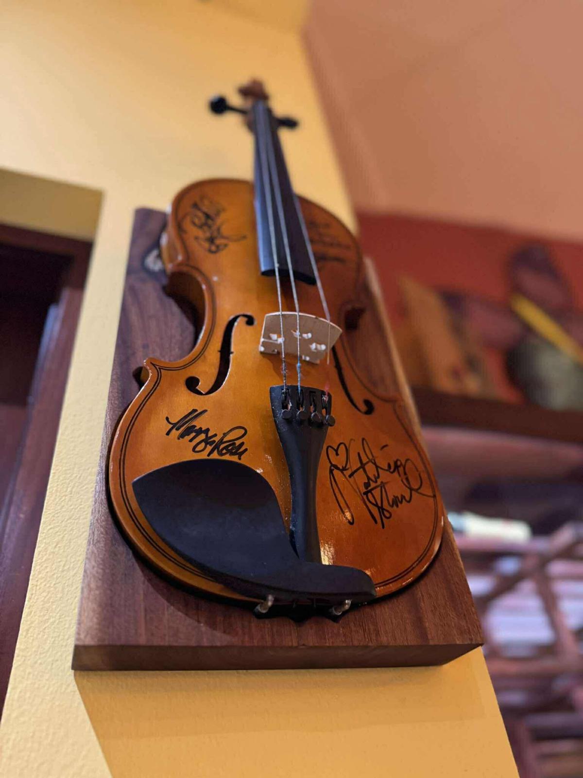 Signed violin mounted on the ristorante wall